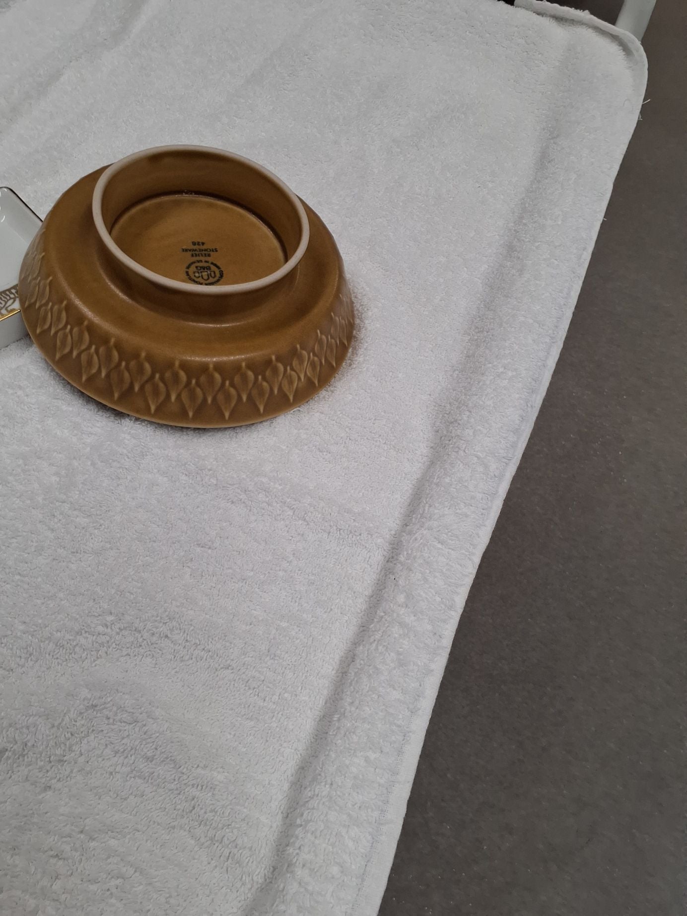 Relief skål på fod